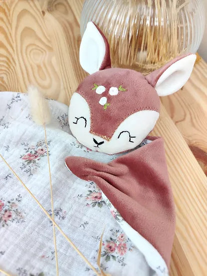 Doudou biche fait main en velours doux, personnalisable avec prénom brodé, fabriqué artisanalement en France – cadeau de naissance pour bébé - normes CE
