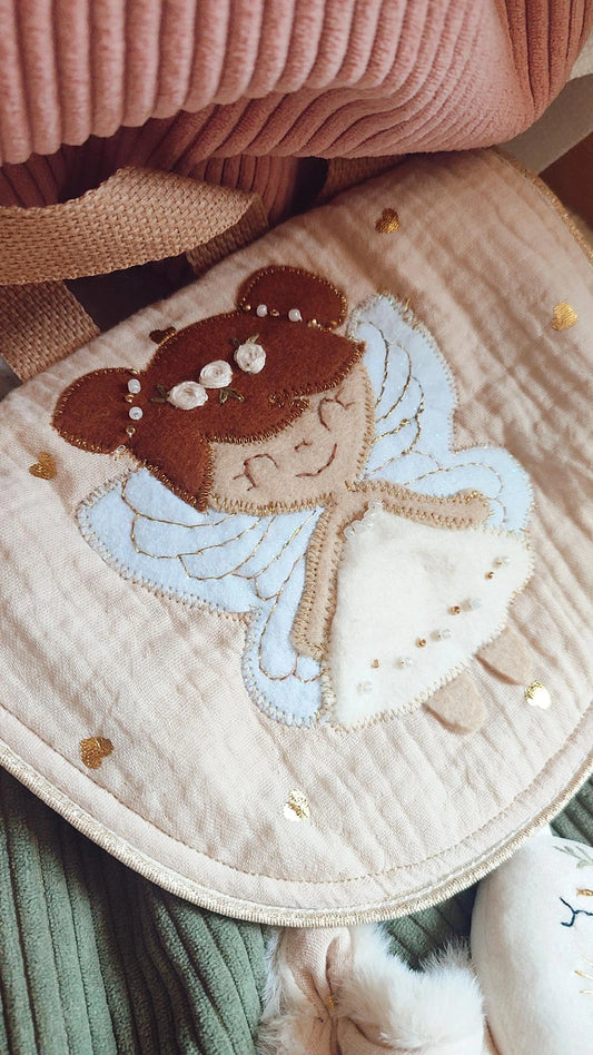 Ce joli sac à dos modèle Fée est brodé à la main - fée en feutrine - perle de verre et broderie doré - gaze de coton et velours côtelé
