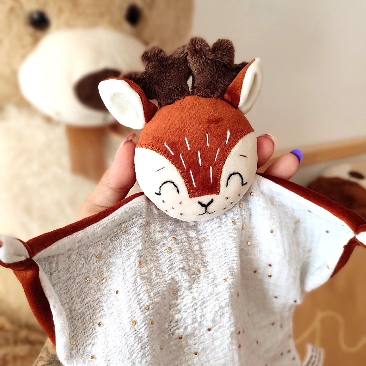 Doudou cerf fait main en velours doux, personnalisable avec prénom brodé, fabriqué artisanalement en France – cadeau de naissance pour bébé - normes CE

