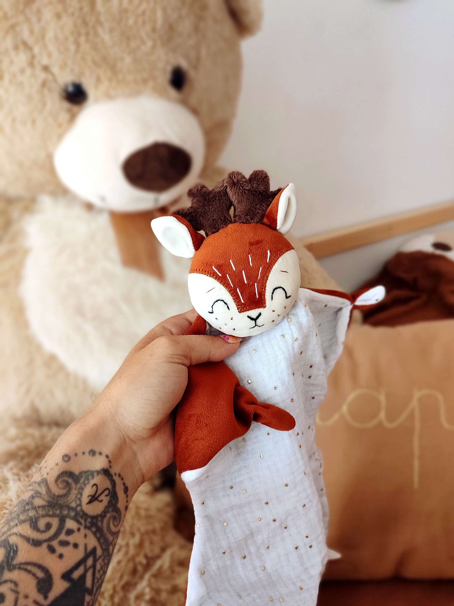 Doudou cerf fait main en velours doux et gaze de coton, personnalisable avec prénom brodé, fabriqué artisanalement en France – cadeau de naissance pour bébé
