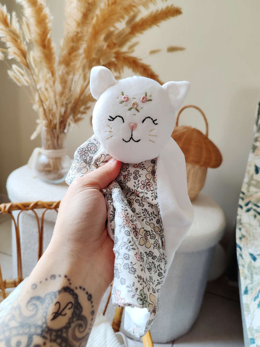 Doudou chat fait main en velours doux, personnalisable avec prénom brodé, fabriqué artisanalement en France – cadeau de naissance pour bébé- brodé à la main - normes CE