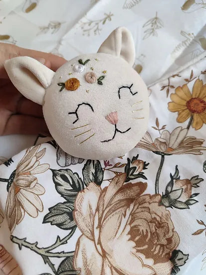 Doudou chat fait main en velours doux, personnalisable avec prénom brodé, fabriqué artisanalement en France – cadeau de naissance pour bébé- brodé à la main - normes CE