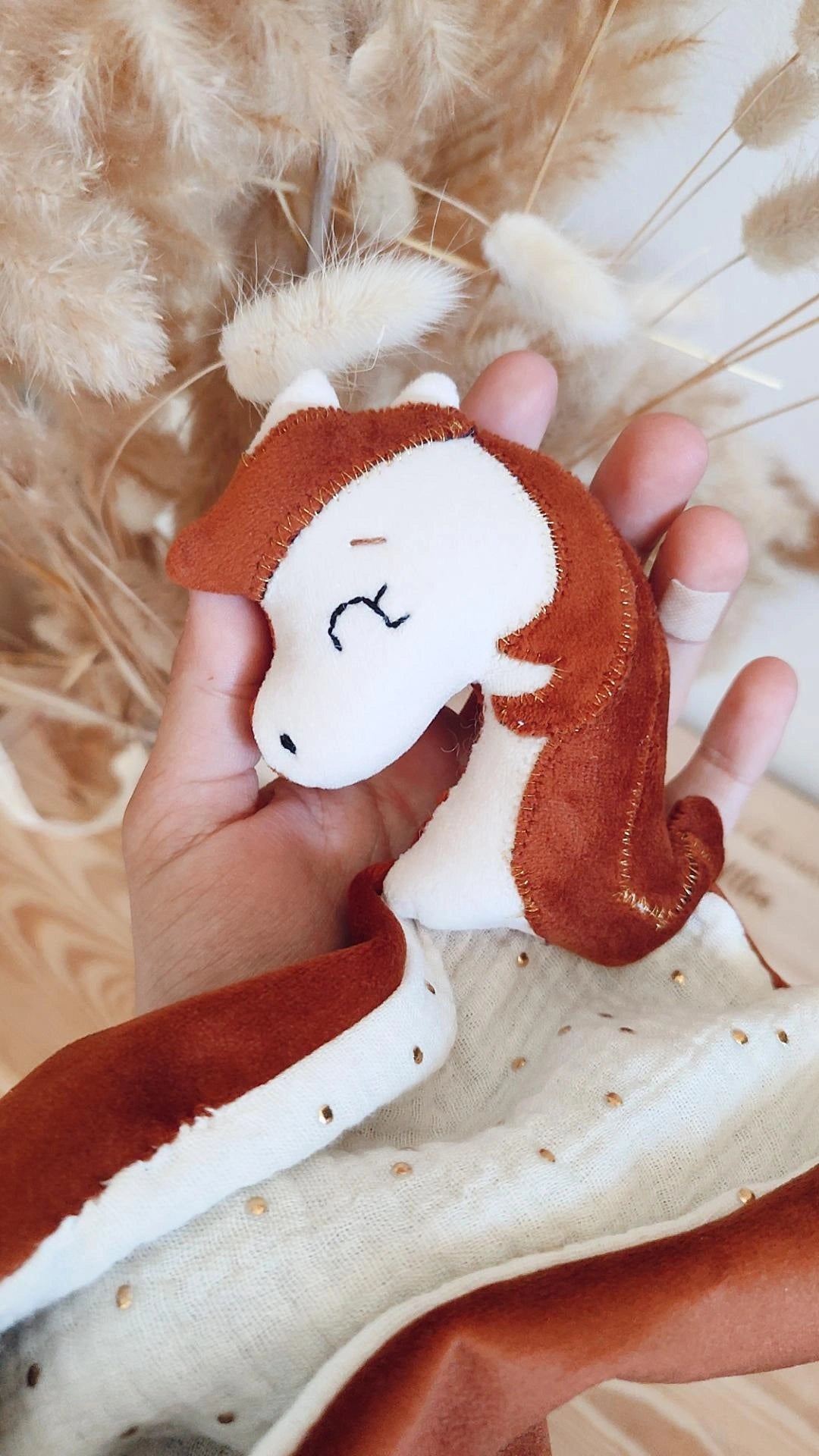Doudou cheval fait main en velours doux, personnalisable avec prénom brodé, fabriqué artisanalement en France – cadeau de naissance pour bébé- brodé à la main - normes CE