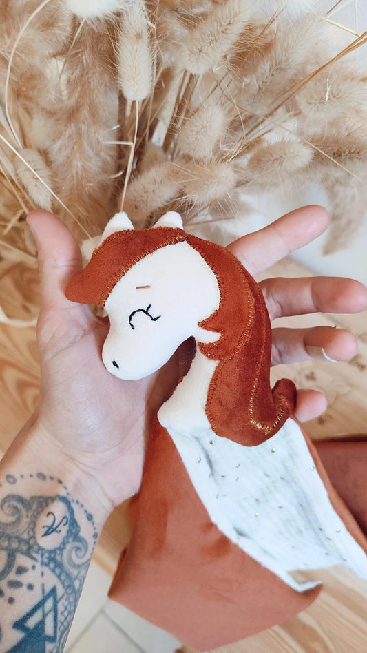 Doudou cheval fait main en velours doux, personnalisable avec prénom brodé, fabriqué artisanalement en France – cadeau de naissance pour bébé- brodé à la main - normes CE