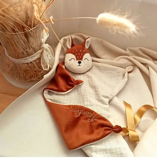 Doudou écureuil fait main en velours doux et gaze de coton , personnalisable avec prénom brodé, fabriqué artisanalement en France - normes CE– cadeau de naissance pour bébé
