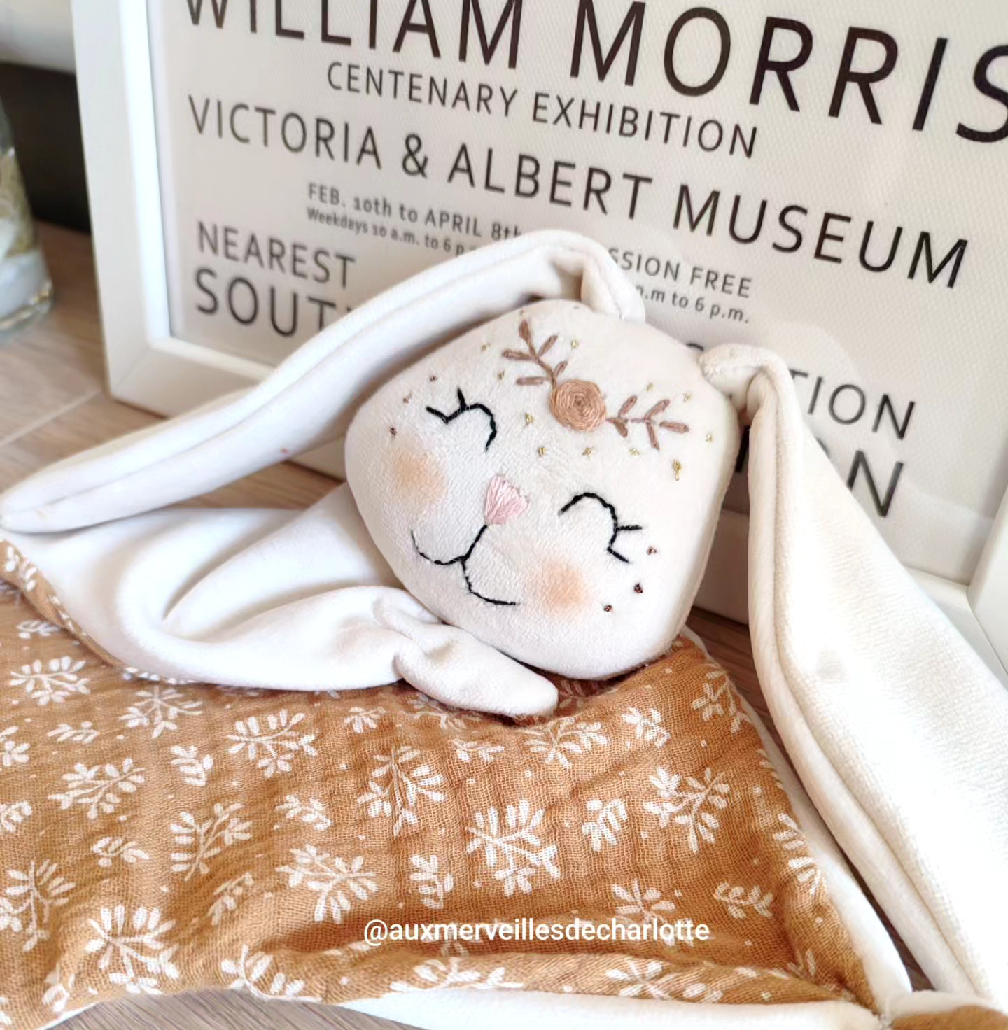 doudou lapin personnalisé , doux et unique, en  velours et gaze de coton confectionné à la main dans mon atelier en France