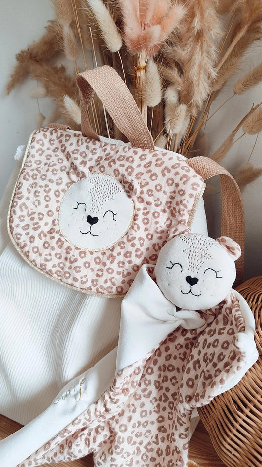 Doudou léopard fait main en velours doux et gaze de coton, personnalisable avec prénom brodé, fabriqué artisanalement en France – cadeau de naissance pour bébé