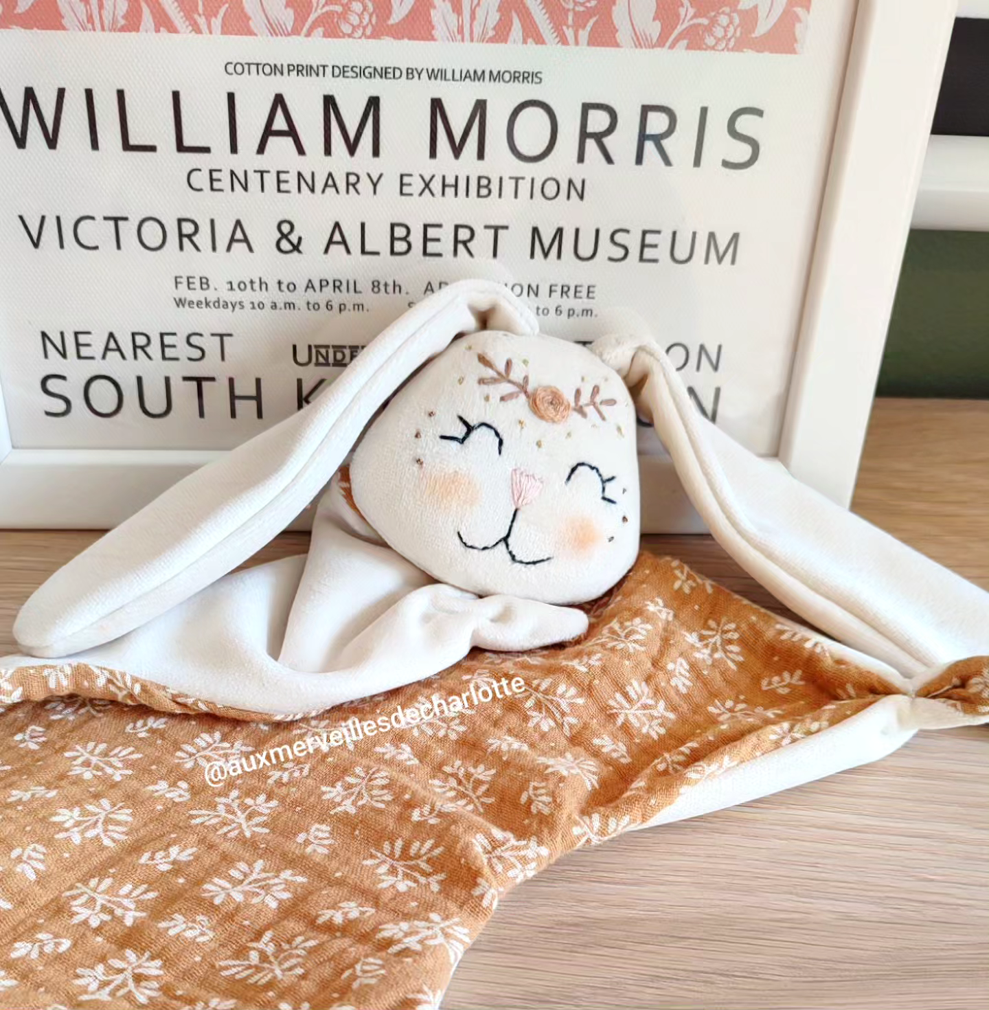 doudou lapin personnalisé , doux et unique, en  velours et gaze de coton confectionné à la main dans mon atelier en France