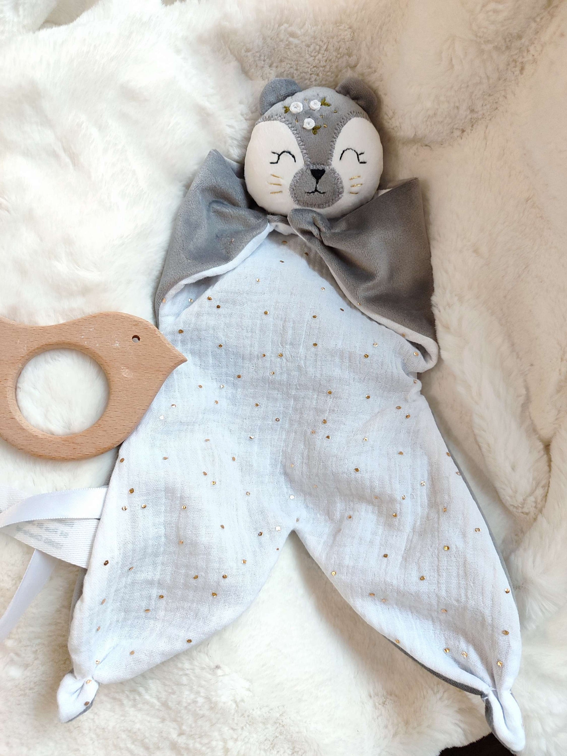Doudou loutre forme étoile fait main en velours doux et gaze de coton, personnalisable avec prénom brodé, fabriqué artisanalement en France – cadeau de naissance pour bébé