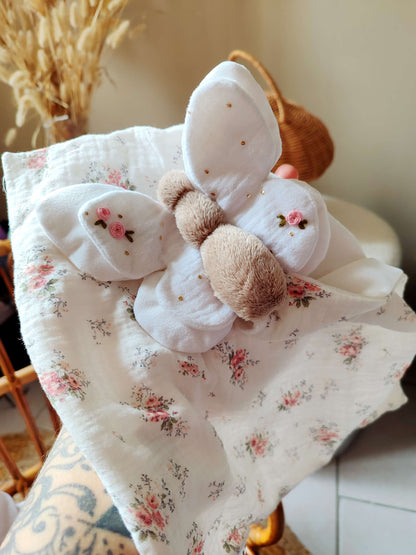 Doudou papillon fait main en velours doux et gaze de coton, personnalisable avec prénom brodé, fabriqué artisanalement en France – cadeau de naissance pour bébé