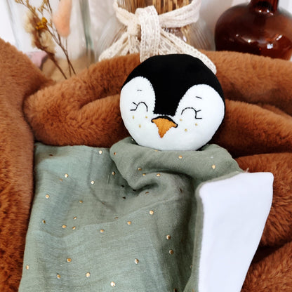 Doudou pingouin fait main en velours doux et gaze de coton , personnalisable avec prénom brodé, fabriqué artisanalement en France – cadeau de naissance pour bébé - normes CE
