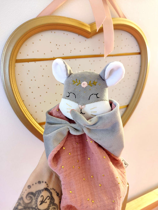 Doudou souris fait main en velours doux, personnalisable avec prénom brodé, fabriqué artisanalement en France – cadeau de naissance pour bébé- brodé à la main - normes CE