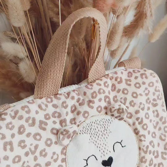 Sac à dos léopard personnalisable – L'univers tendre et sauvage du léopard pour la rentrée en maternelle 