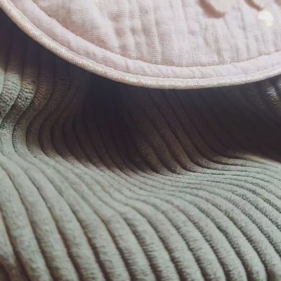 Ce joli sac à dos modèle Fée est brodé à la main - fée en feutrine - perle de verre et broderie doré - gaze de coton et velours côtelé
