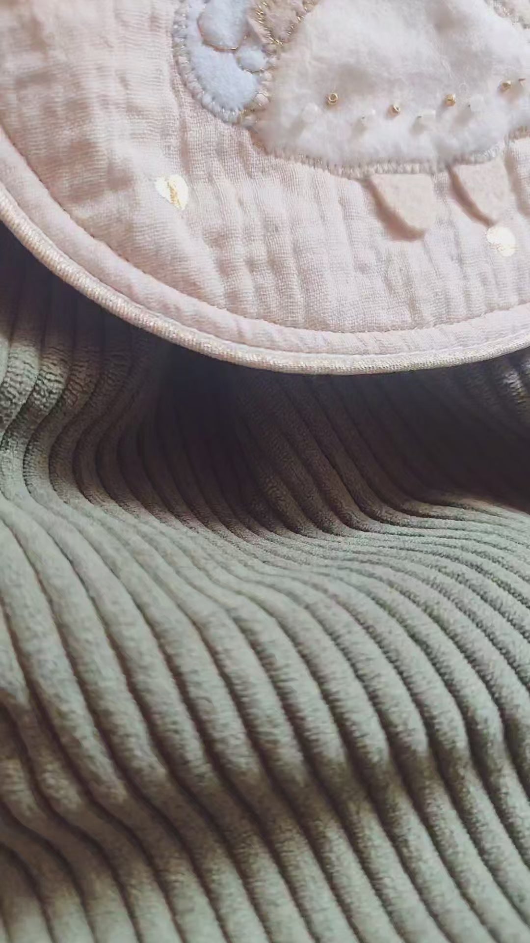 Ce joli sac à dos modèle Fée est brodé à la main - fée en feutrine - perle de verre et broderie doré - gaze de coton et velours côtelé
