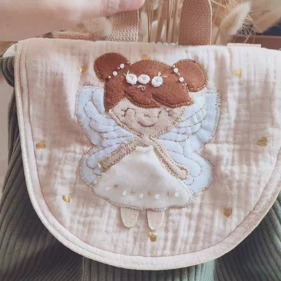 Ce joli sac à dos modèle Fée est brodé à la main - fée en feutrine - perle de verre et broderie doré - gaze de coton et velours côtelé