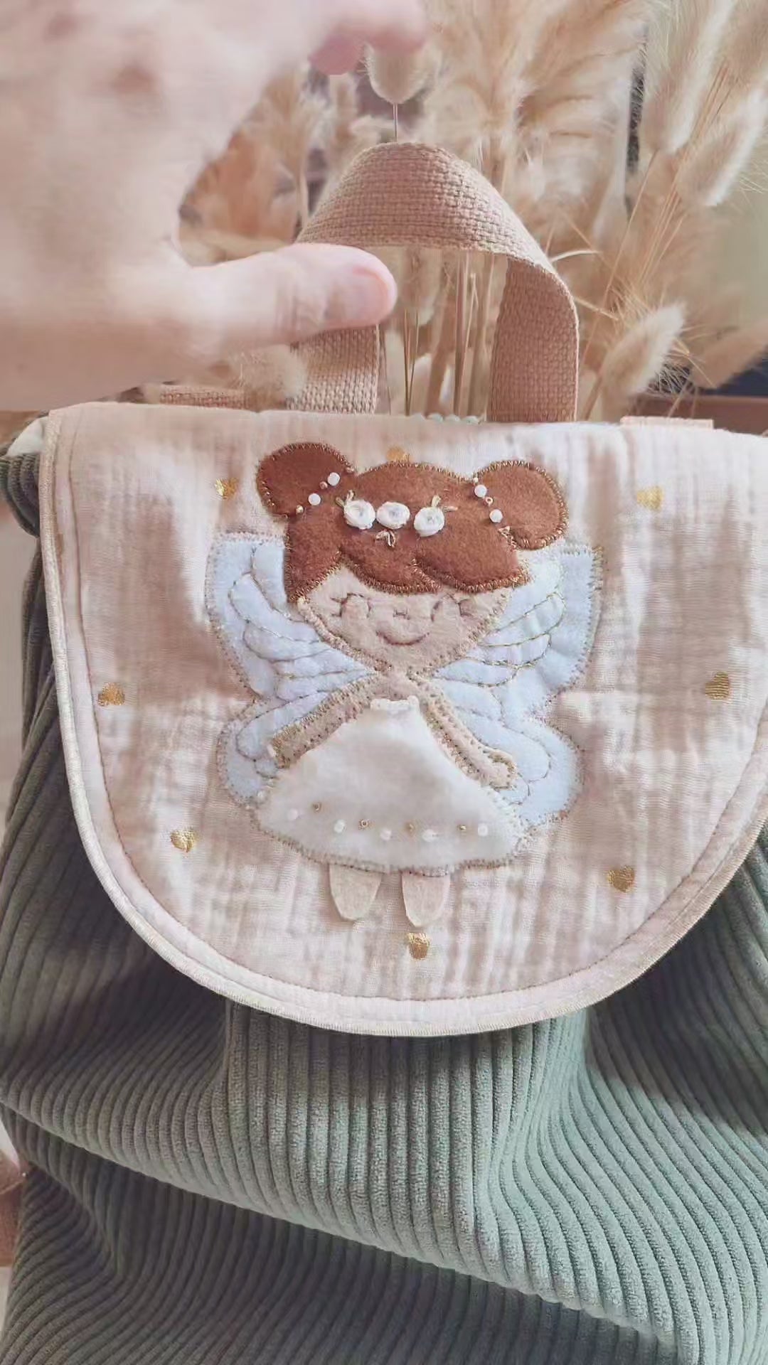 Ce joli sac à dos modèle Fée est brodé à la main - fée en feutrine - perle de verre et broderie doré - gaze de coton et velours côtelé