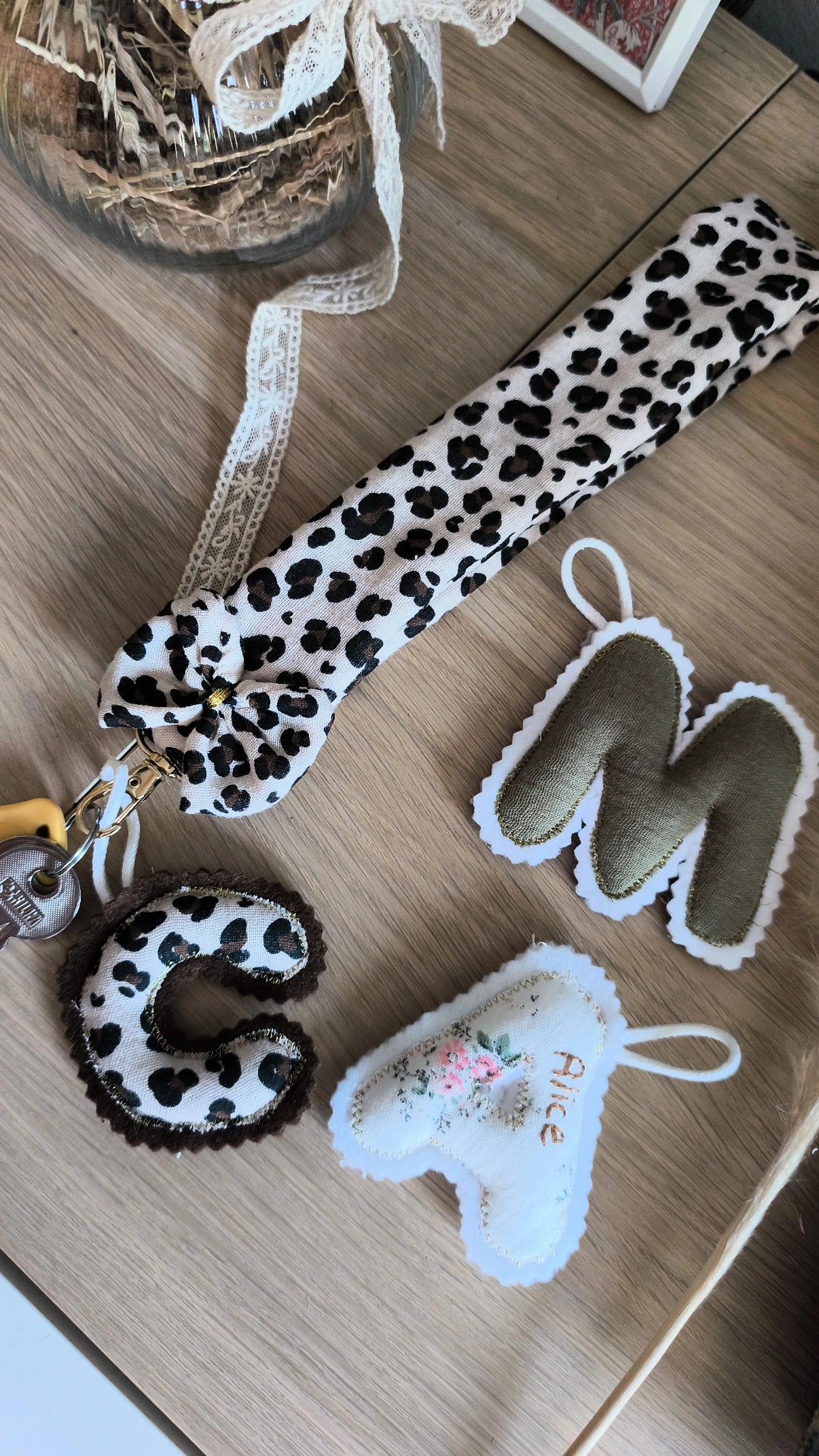 ✨ Porte-clé lettre personnalisé – assorti au doudou de bébé ✨