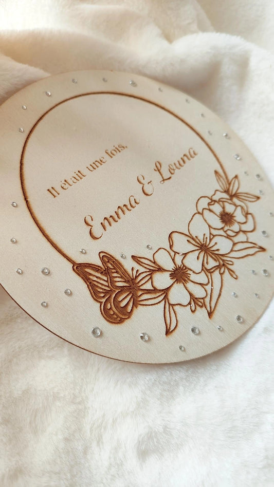 Cercle en bois gravé personnalisé – “Il était une fois...” ou “Coucou c’est moi...” + Prénom