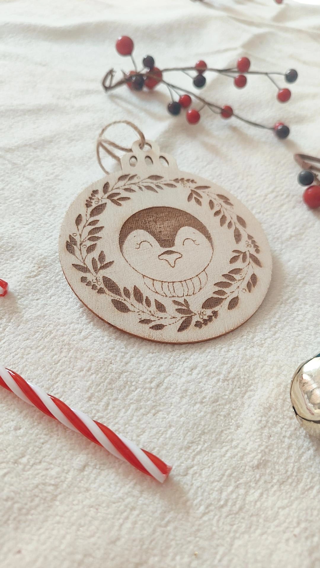 Boule de Noël en bois modèle Pinguì le Pingouin - Personnalisable