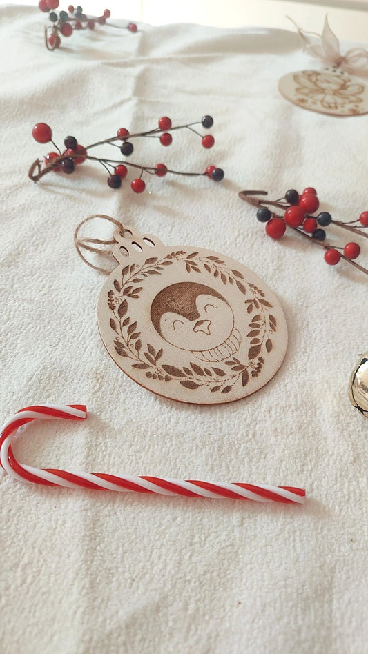 Boule de Noël en bois modèle Pinguì le Pingouin - Personnalisable