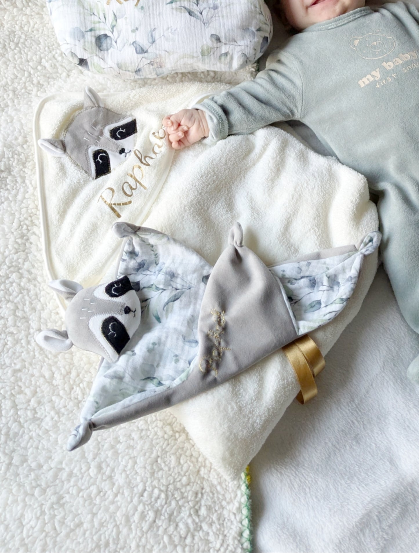 Coffret Naissance Personnalisé – Doudou + Serviette + Trousse assortie | Cadeau de naissance unique et fait main