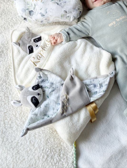 Coffret Naissance Personnalisé – Doudou + Serviette + Trousse assortie | Cadeau de naissance unique et fait main