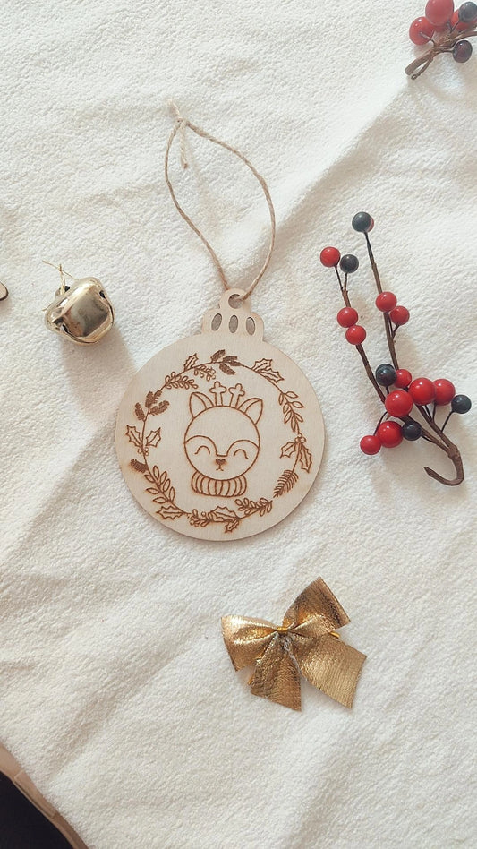 Boule de Noël en bois modèle Séraphin le cerf- Personnalisable