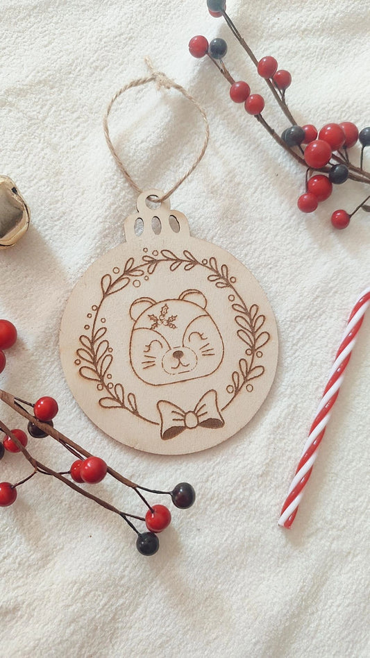 Boule de Noël en bois modèle Lola la loutre - Personnalisable
