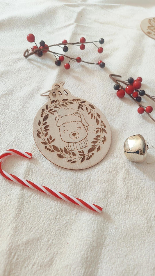 Boule de Noël en bois modèle Léon l'ourson- Personnalisable