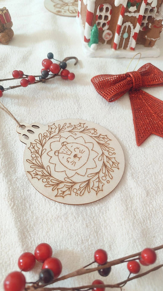 Boule de Noël en bois modèle Léo le Lion - Personnalisable