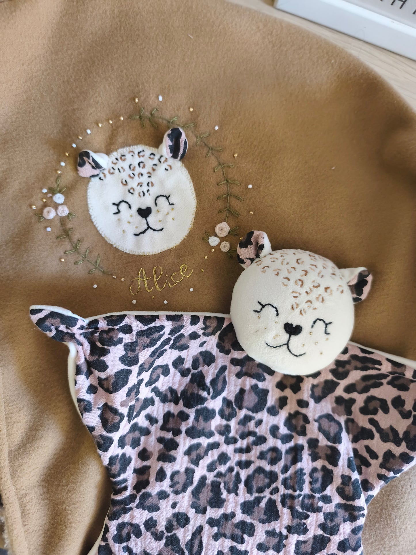 Option Personnalisation : Applique Animal brodé Main (Gilet,Veste & Cape)