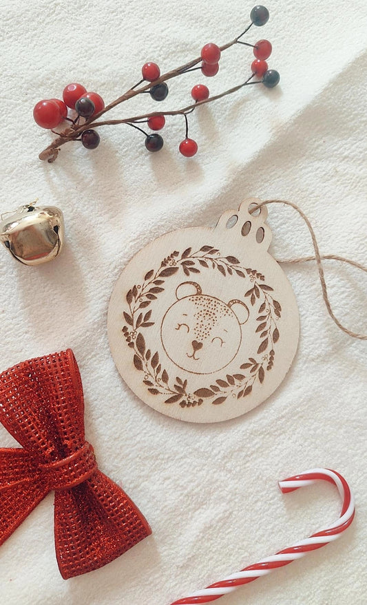 Boule de Noël en bois modèle Savannah le léopard - Personnalisable