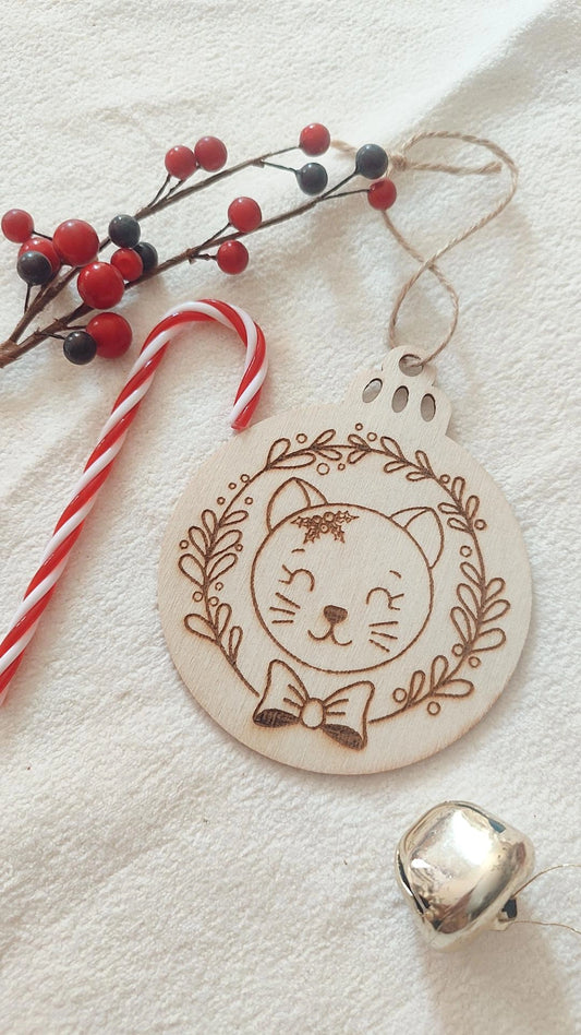 Boule de Noël en bois modèle Luna le chat - Personnalisable