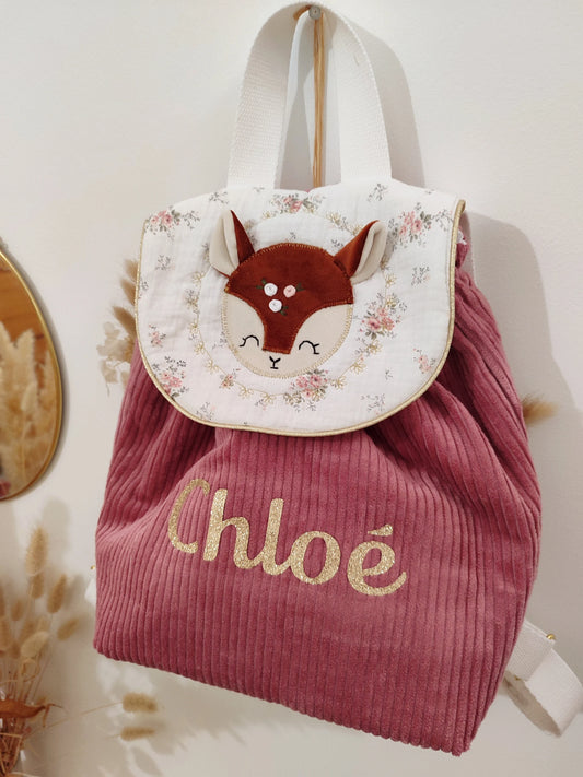 sac à dos Biche Rosie, cousu main avec soin, s'inspire de l’univers tendre et poétique de nos doudous personnalisés.