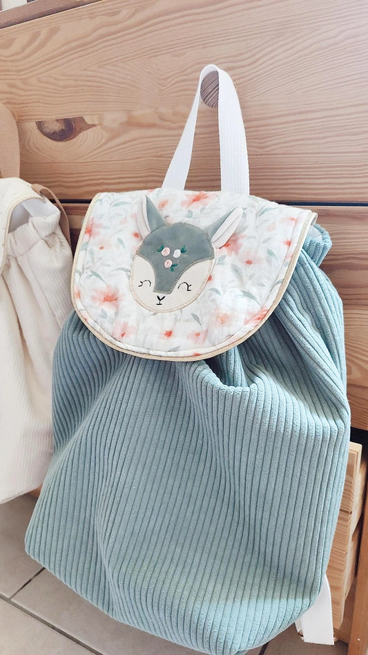 Sac à dos en velours côtelé et rabat gaze de coton orné d' une biche en velours brodée à la main
